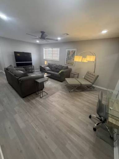 Main picture of 215 S Grand Ave