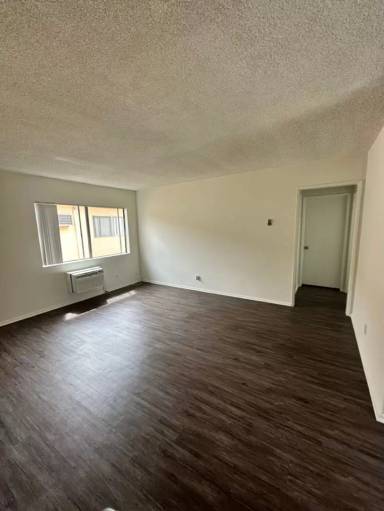 Main picture of 15525 Nordhoff St