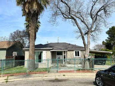 Main picture of 2929 E Lamona Ave