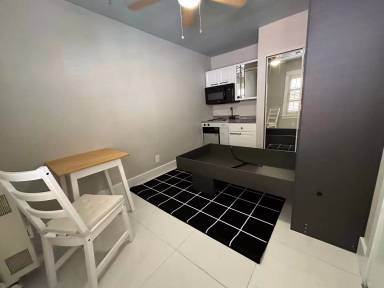 Main picture of 121 W 5th St