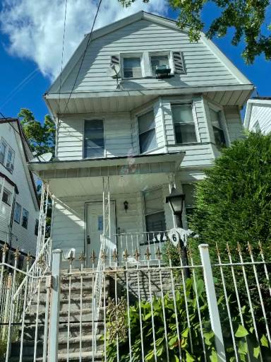 Main picture of 61 Plymouth St