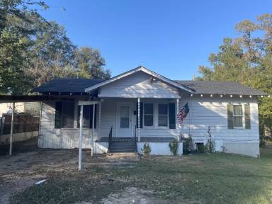 Main picture of 202 E 11th St
