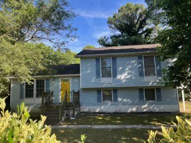 Main picture of 102 Bay St