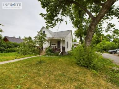 Main picture of 631 E Davis St