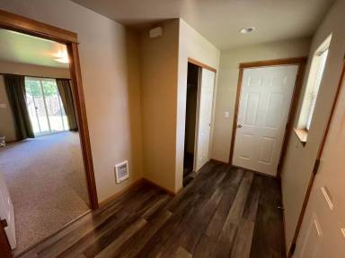 Main picture of 588 SE Roosevelt Ave