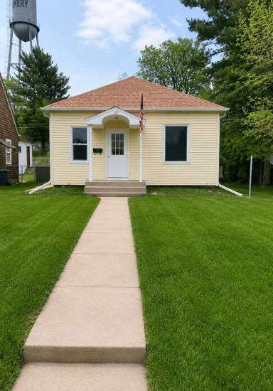 Main picture of 127 Maple St E