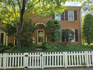 Main picture of 517 Tanners Park Ct