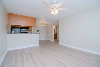 Main picture of 202 Lake Parsons Grn