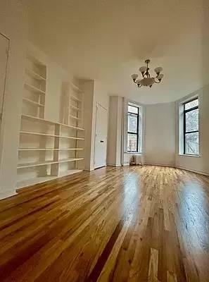 Main picture of 15 E 126th St