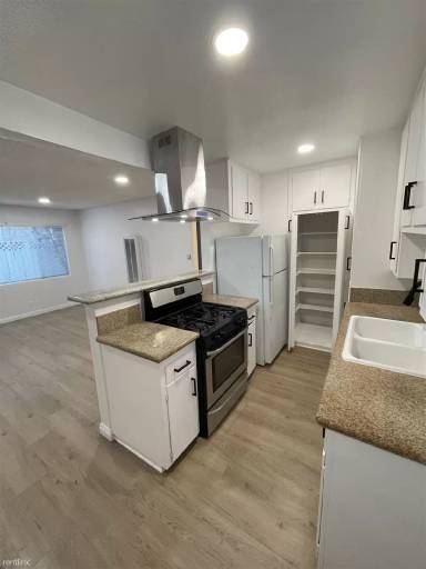 Main picture of 571 W 12th St