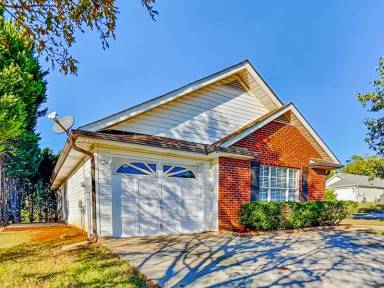 Main picture of 220 Adam Cir