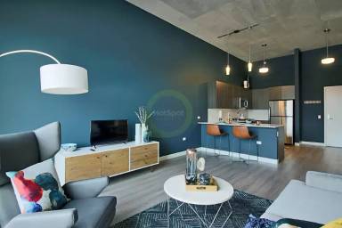 Main picture of 709 N Milwaukee Ave