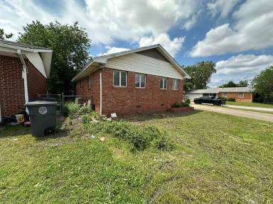 Main picture of 2428 S Sheridan Rd