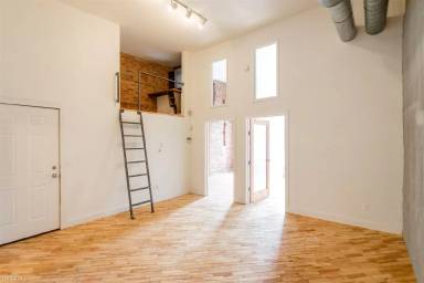 Main picture of 2136 Michigan Ave