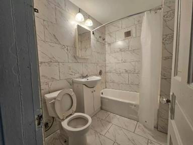 Main picture of 2601 N Holton St