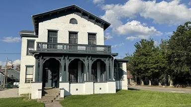 Main picture of 320 SE Riverside Dr