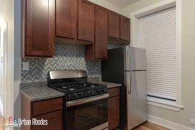 Main picture of 627 W Oakdale Ave