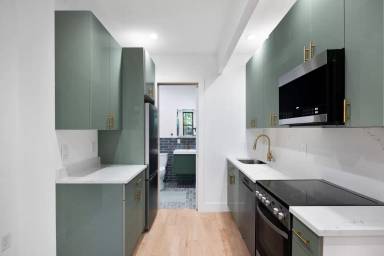 Main picture of 37 E 1st St