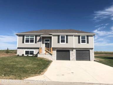 Main picture of 701 SW Powell Dr