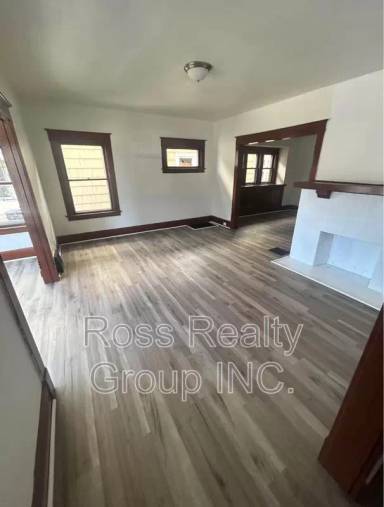 Main picture of 2758 Monroe St