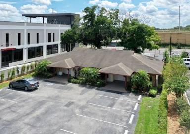 Main picture of 2911 Lakeview Dr