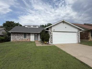Main picture of 137 Oak Tree Dr