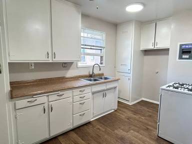Main picture of 302 1/2 N Bush St