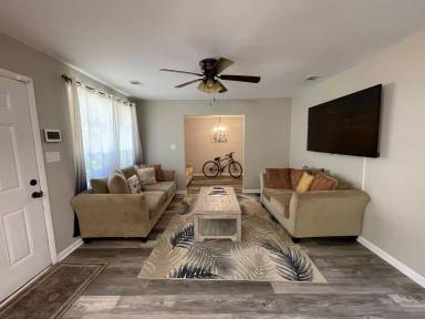 Main picture of 2033 E 41st St