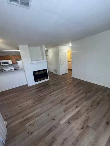 Main picture of 6600 S Vine St