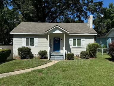 Main picture of 2331 Woodlawn St