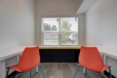 Main picture of 405 E Madison St