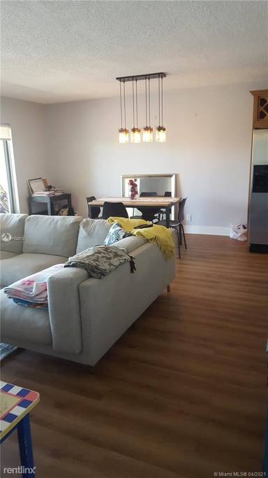 Main picture of 220 Lakeview Dr