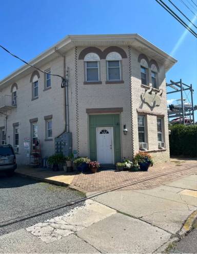 Main picture of 24 Bay Ave
