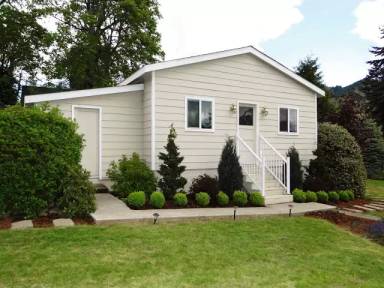 Main picture of 140 SE Oak St