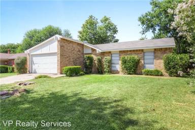 Main picture of 132 W Way Dr