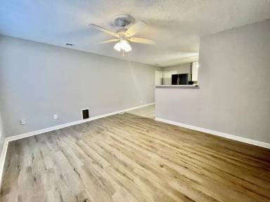 Main picture of 6405 E 152nd St