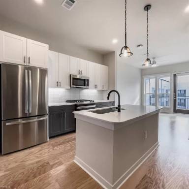Main picture of 2500 Summer St