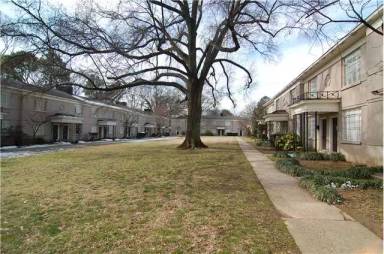 Main picture of 585 E Parkway S