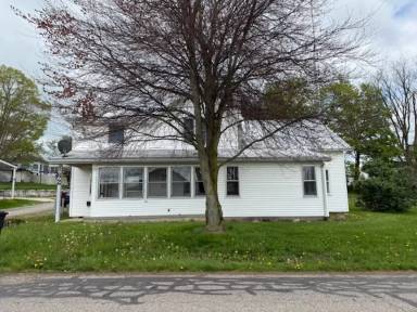 Main picture of 162-162 1/2 School St