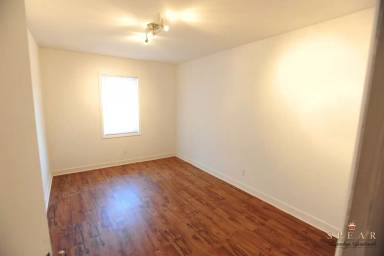 Main picture of 1043 W Bank St