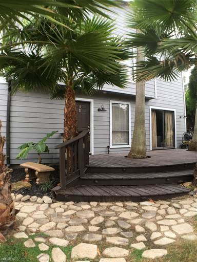 Main picture of 10 Lakeview Vlg