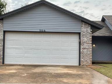Main picture of 906 N Kirk Way