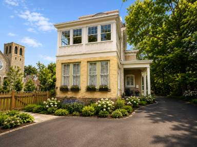 Main picture of 186 W Queen Ln