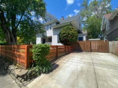 Main picture of 3705 SE Yamhill St