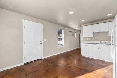 Main picture of 728 NW Newport Ave