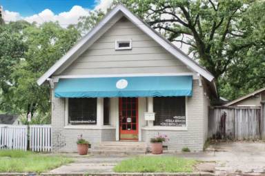 Main picture of 400 N Van Buren St
