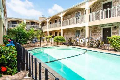 Main picture of 5720 S Alameda St