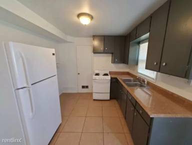 Main picture of 2461 E 18th St