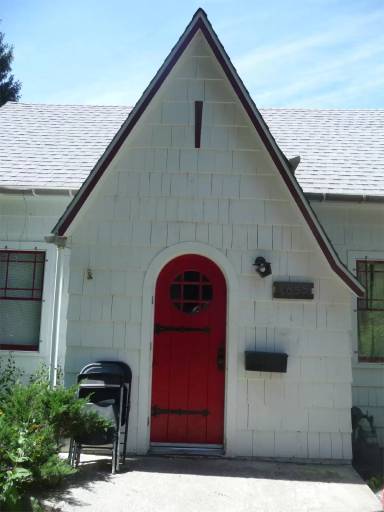 Main picture of 1055 NE Lake St