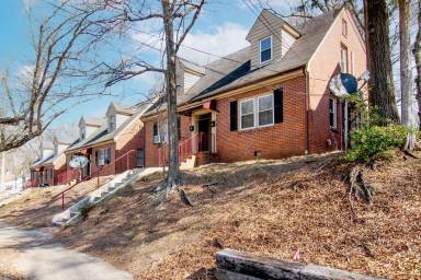 Main picture of 904 Clarendon St